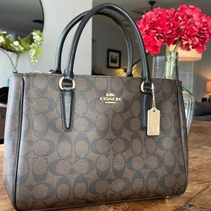 Coach clutch purse with detachable strap